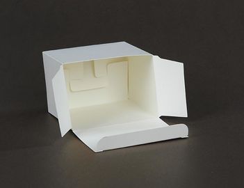 La sucrerie blanche carrée simple enferme dans une boîte les boîtes blanches légères de petite taille à biscuit